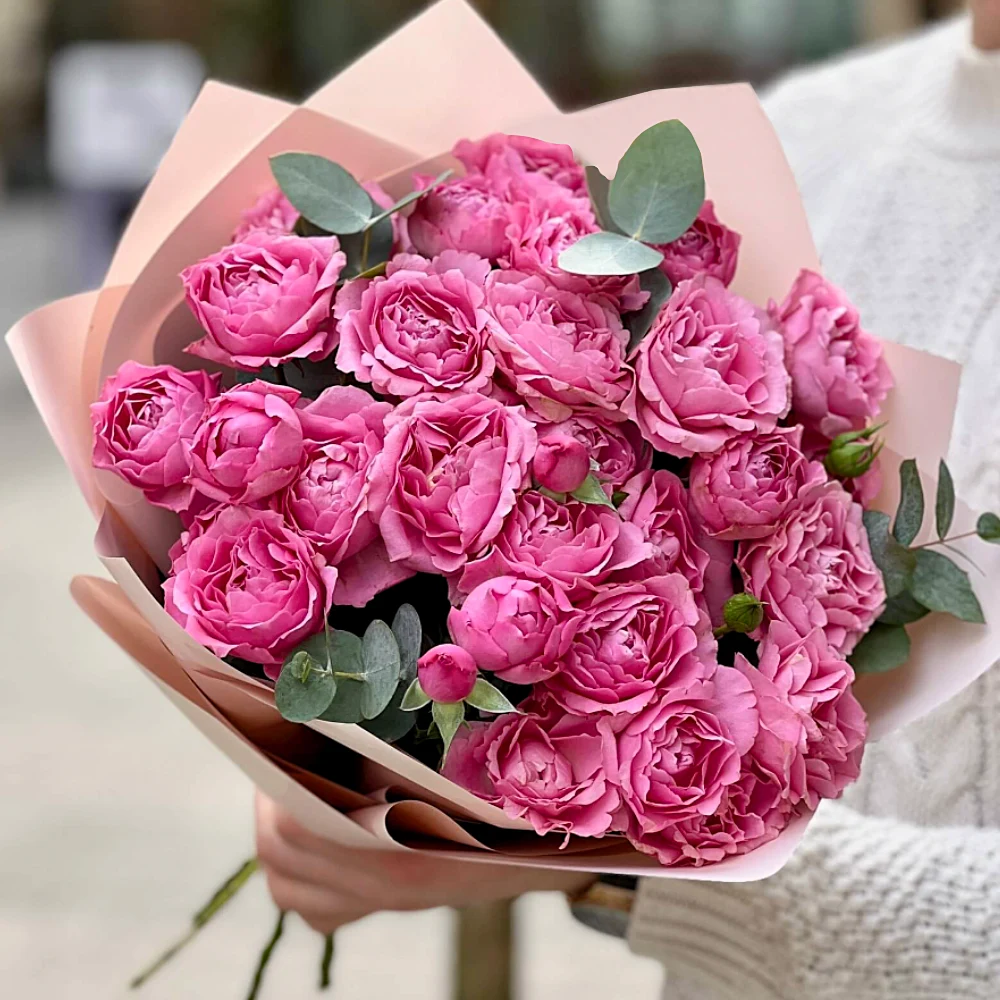 9 малиновых кустовых роз