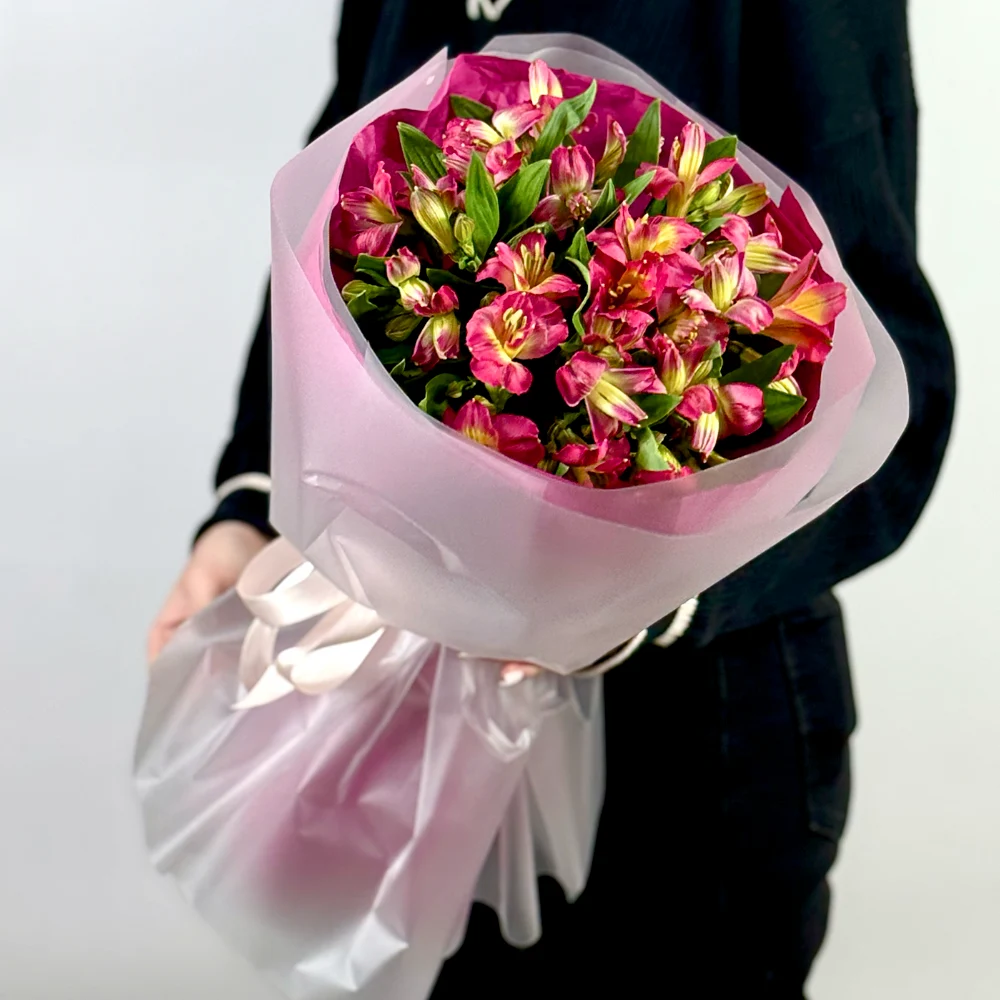 9 розовых альстромерий