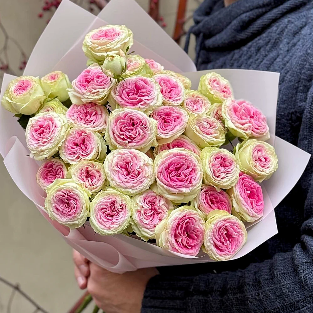 Букет из 7 пионовидных кустовых роз