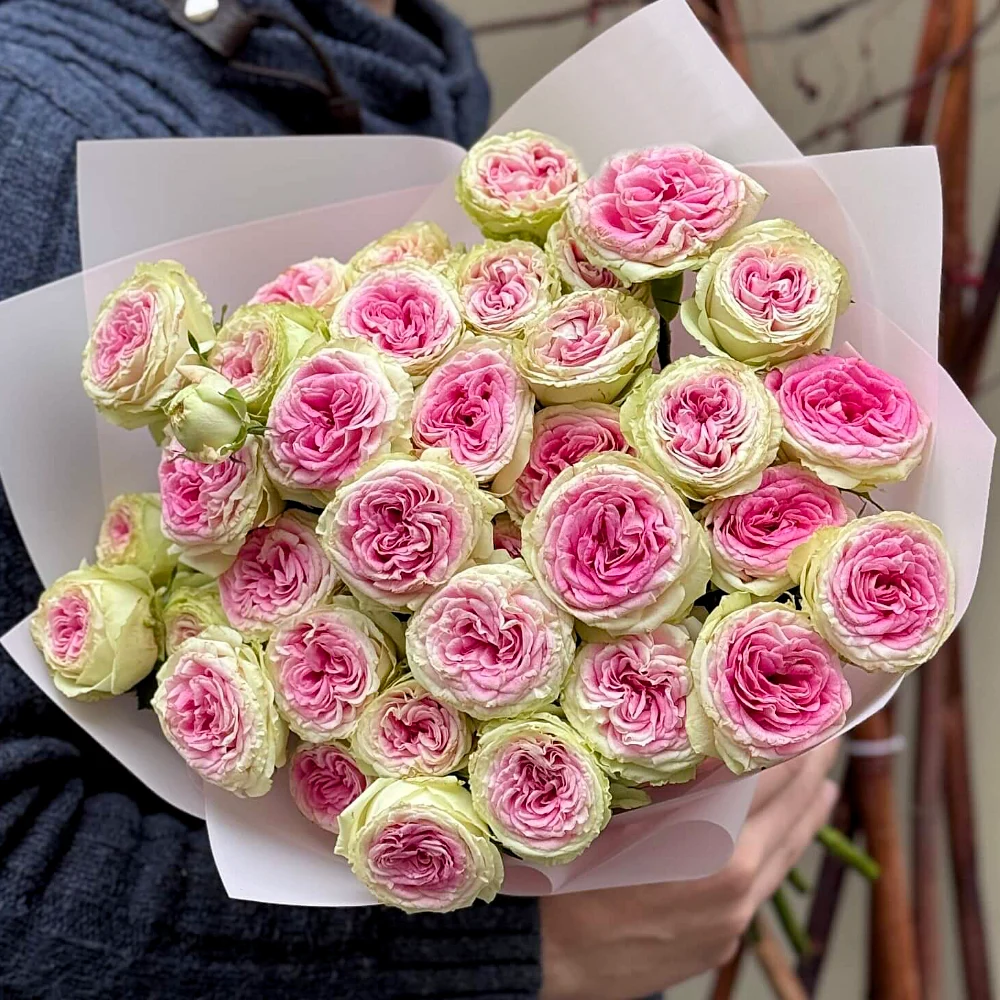 Букет из 7 пионовидных кустовых роз