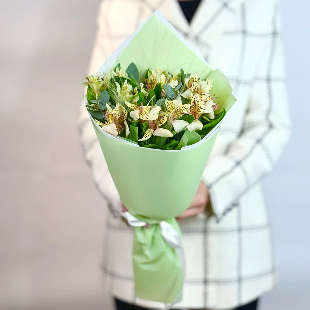 Букет из 7 желтых альстромерий