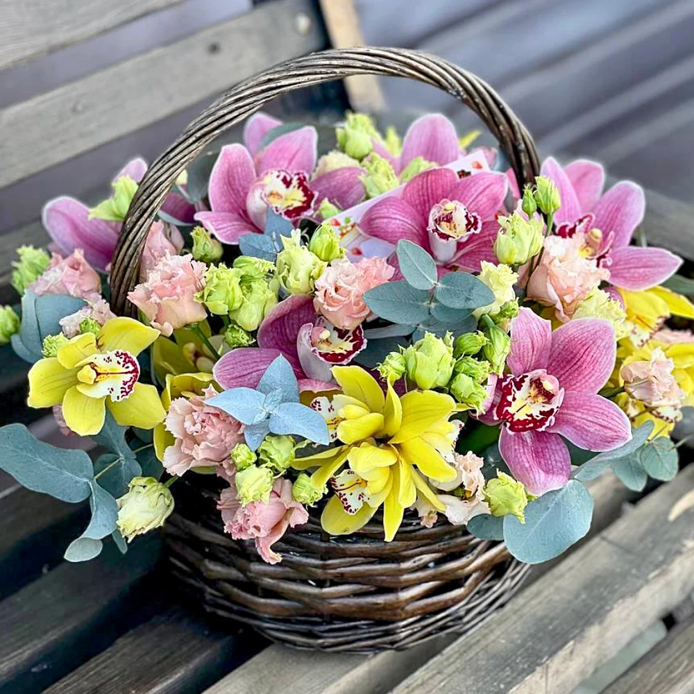Цветы в корзине